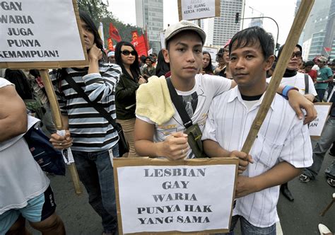 indonesian vigilantes filmed beating gay couple who now face public