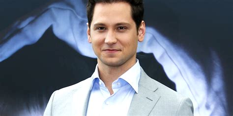 Oitnb S Matt Mcgorry On How To Avoid Tinder Dudes Who Are Just Using