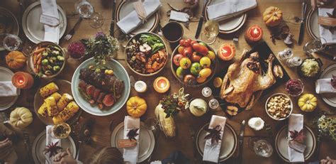 de lijst van het dankzeggingsdiner voor diner wordt geplaatst dat stock afbeelding afbeelding