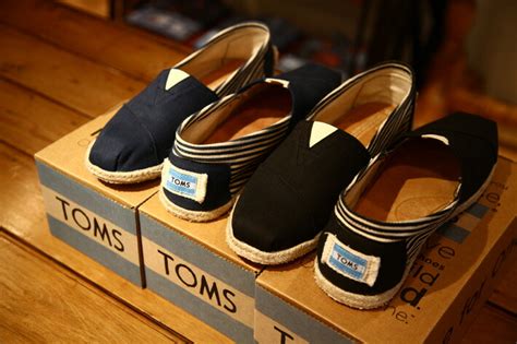 arknets rakuten global market toms shoes toms  classics university black navy slip