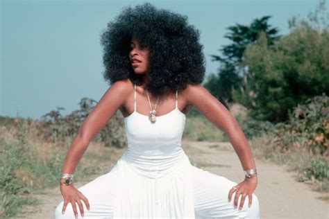 the “queen of funk” 35 cool pics show unique styles of chaka khan in