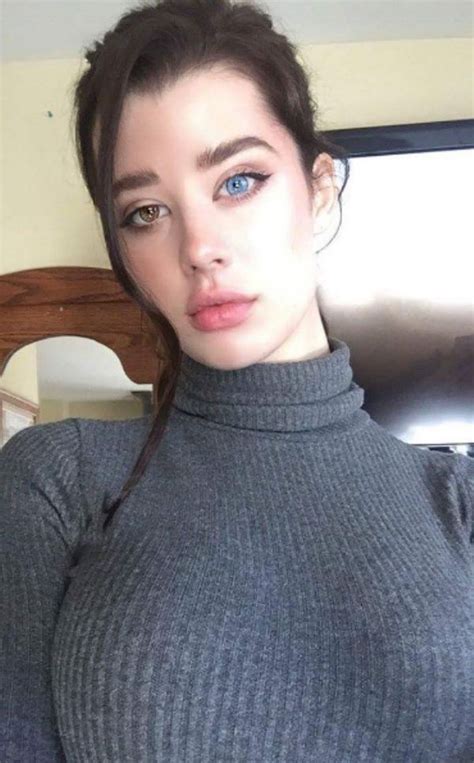 This 20 Year Old Model With Different Colored Eyes Is Blowing Up The