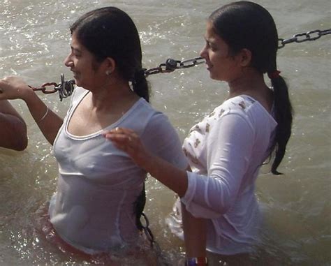 Indian Girls Bathing At River Ganga 15 Pics Xhamster