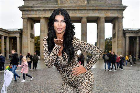 „promi big brother“ mit micaela schäfer zieht das berliner nackt model