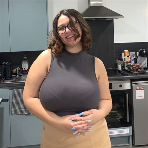 Trainee Teacher With 32k Breasts Told To Lose 3st If She Wants Nhs