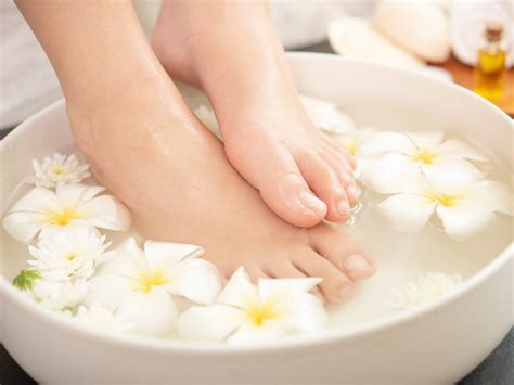 home remedies treat  feet   spa treatment  home