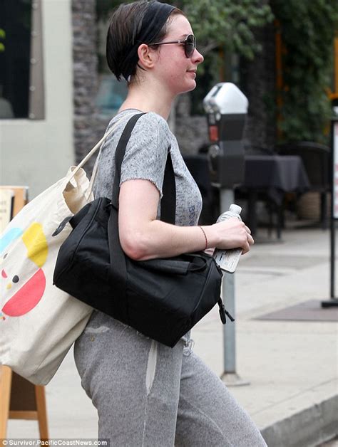 Anne Hathaway Is Almost Unrecognisable As She Goes Make Up Free In Grey