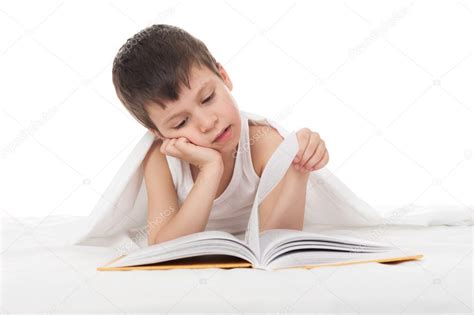 garçon lire un livre dans son lit — photo 25751901