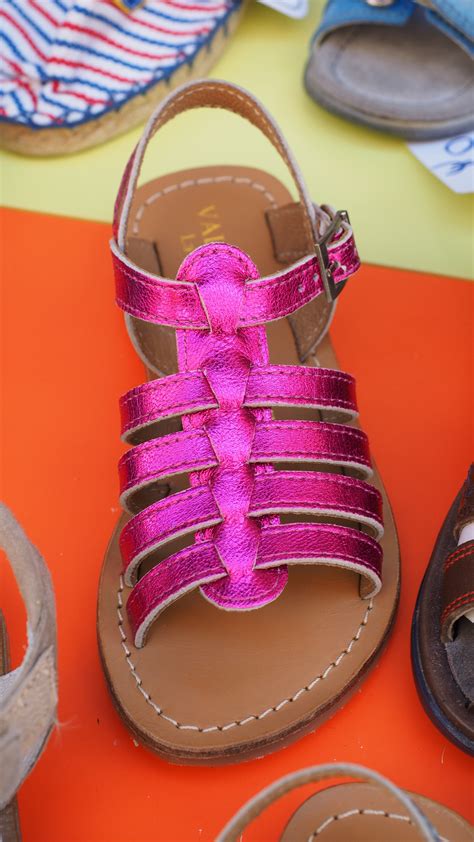 무료 이미지 구두 다리 무늬 빨간 화려한 담홍색 샌들 불꽃 생성물 선명한 신발류 여성 신발 야외 신발