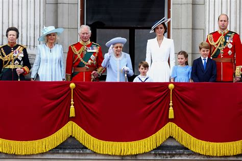 thousands gather  celebrate queen elizabeths platinum jubilee