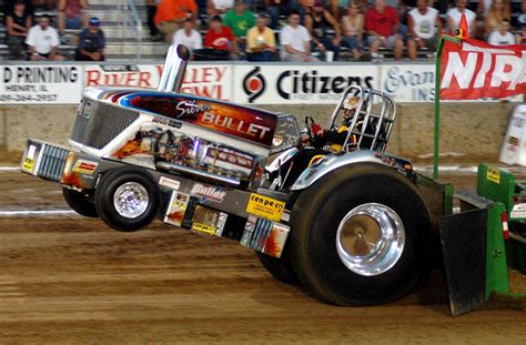 filesilver bullet pulling tractorjpg wikimedia commons