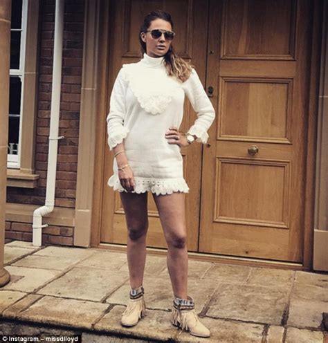danielle lloyd shares video having 3d lipo treatment to freeze her fat daily mail online