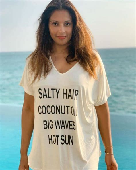 actress bipasha basu hot pics at beach actress album