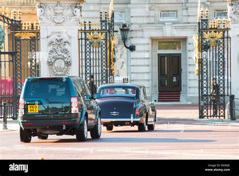 buckingham palace  royal cars stock photo alamy