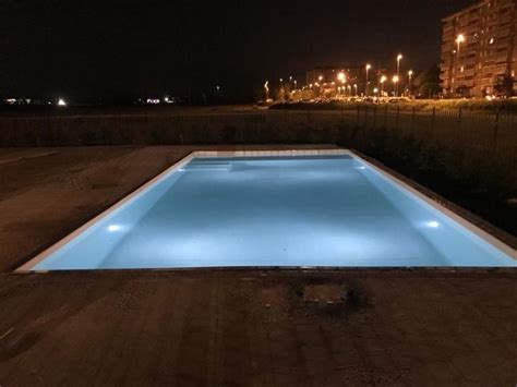 In questo caso le pareti sono di un color sabbia chiaro e sono perfette per donare luminosità alla stanza che ha un parquet in legno scuro. piscina in cemento armato ad acqua salata e PVC COLOR SABBIA - aePiscine