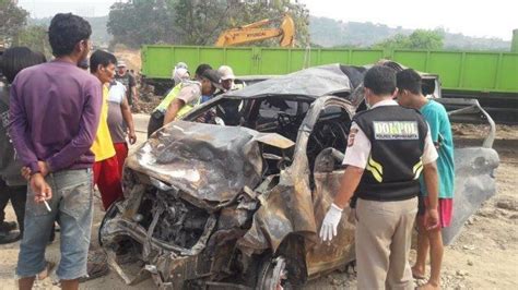 kecelakaan tol cipularang libatkan 21 kendaraan avanza terbang puluhan meter dan truk