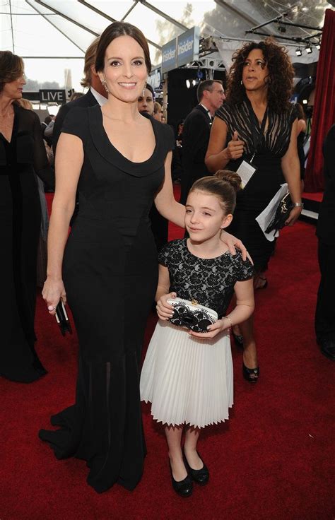 Tina Fey Brings Her Mini Me Daughter To The Sags Tina Fey Famous