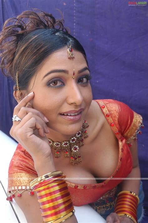 way2hotworld indian actress hot cleavage photos