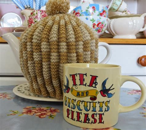 shortbread ginger  knitted tea cosy