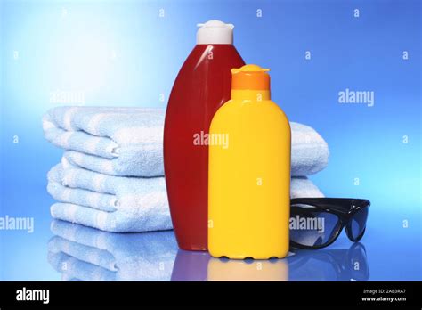 badelaken mit sonnenmilch und sonnenbrille stock photo alamy