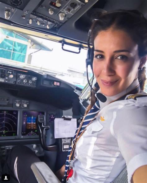 Stunning Turkish Airline Pilot’s Attractive Instagram Feed