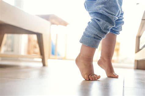 walking barefoot helps  childrens motor development humanitasalute