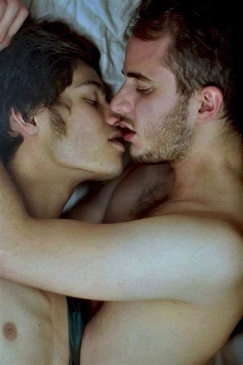 gay hot kiss muscle gay