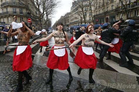 Femen、仏「怒りの日」デモにトップレス抗議 写真12枚 国際ニュース：afpbb News