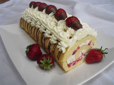 biskuitrolle mit frischen erdbeeren von emandriana