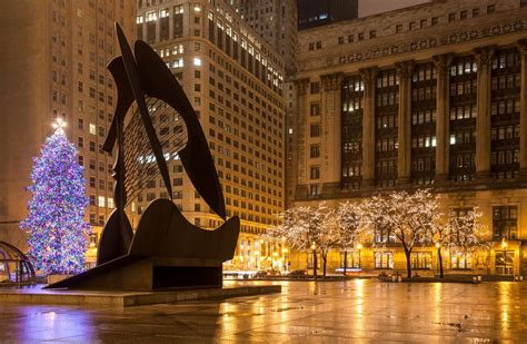 daley plaza picasso sculpture christmas tree chicago illinoi chicago christmas chicago