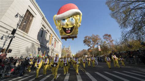 Macy S Thanksgiving Day Parade Features Historic Same Sex Kiss Metro Us