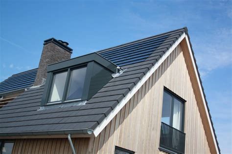 vrijstaande woning met vlakke dakpan en zonnepanelen van dijk gevelsteen