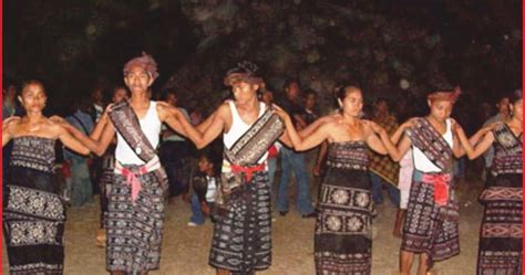 gambar upacara adat nusa tenggara timur nusantara indonesia