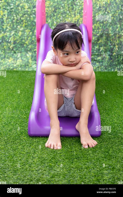 Asiatische Chinesische Mädchen Spielen Auf Der Folie Am Spielplatz Im