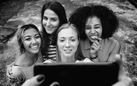 Jeunes Femmes Adultes Amis Prenant Un Groupe Selfie Photo Gratuite