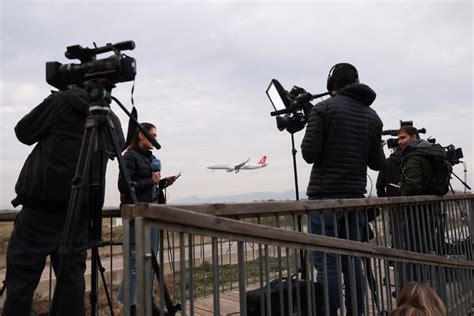 migranten vluchten na noodlanding uit vliegtuig na  scene gezette bevalling