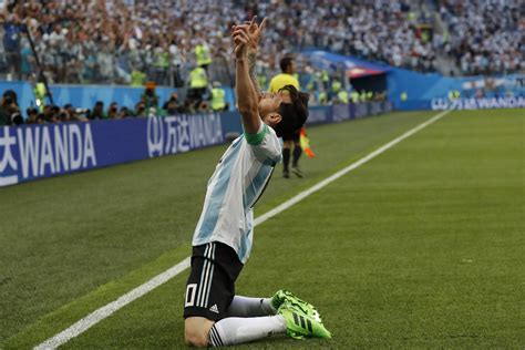 lionel messi s argentina beat nigeria to enter fifa world cup 2018