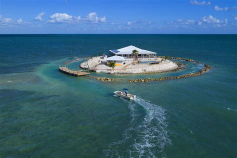 sale  florida keys private island home  proves  grid living   luxurious