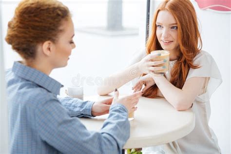 Zwei Glückliche Frauen Die Kaffee Im Café Sprechen Und Trinken