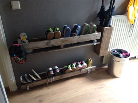 schoenenrek van pallets gemaakt hallway shoe storage home hacks farmhouse table mudroom wine