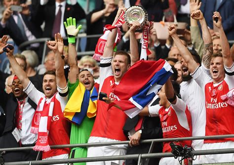 arsenal hoist fa cup trophy  victory  chelsea video