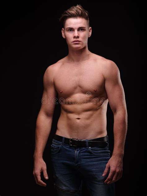 hombre muscular hermoso en el gimnasio abs desnudo