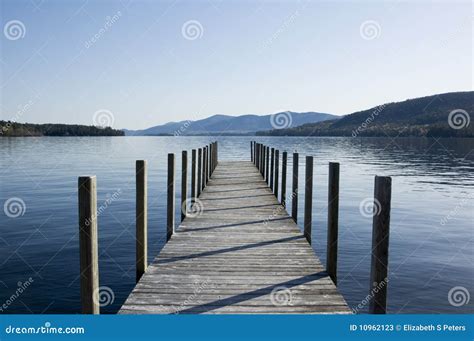 lago de madeira george pier imagem de stock imagem de agua vista