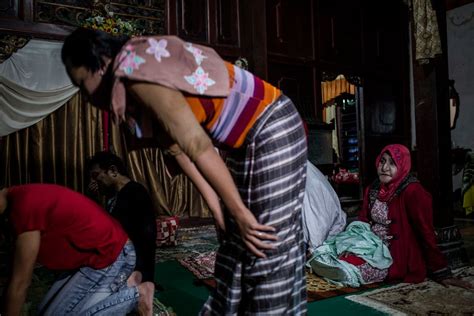 indonesia s transgender muslims known as waria celebrate ramadan
