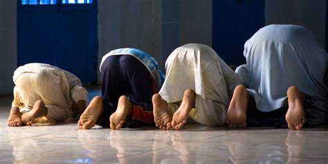muslim students  friday prayers   rain  room shortage  qmul