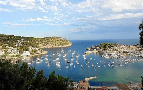 die bucht von soller auf mallorca fuellt sich mit luxusyachten