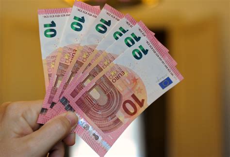 la banque centrale europeenne  lance  nouveau billet de  euros