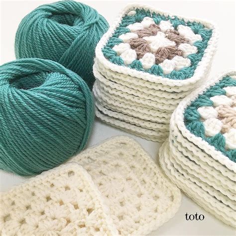 最近何故か緑色が気になって🌳🥒🥝🌿🍏📗 青緑色の毛糸でブランケットを編み始めました。 仕事の勉強をしながら編み物もしつつ かなりスロー