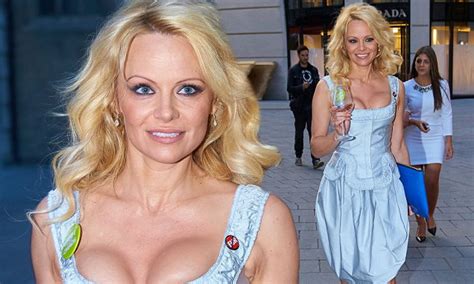 Pamela Anderson Hits Vienna S Shops With A Glass Of Wine