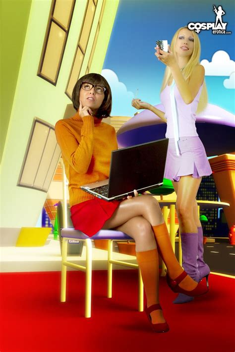 velma dinkley and daphne blake scooby doo characters